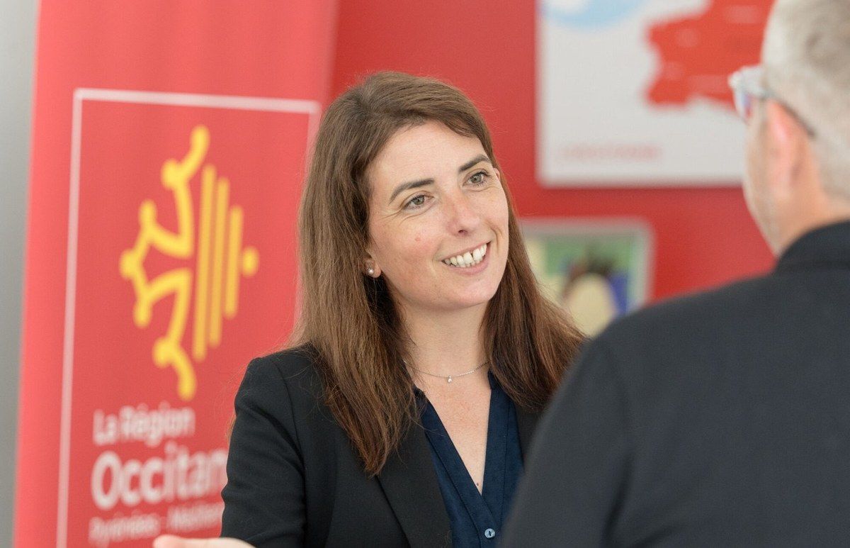 Une professionnelle renseigne une personne sur la validation des acquis de l’expérience en Occitanie